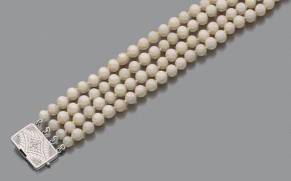 null BRACELET de quatre rangs de perles de culture, le fermoir en or gris 18K (750)...