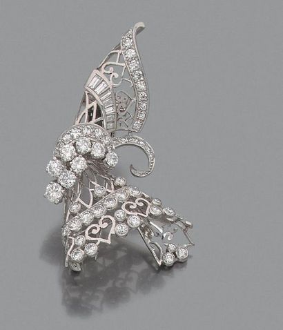 null BROCHE NOEUD en Platine, ajourée et sertie de diamants baguettes et brillants,...