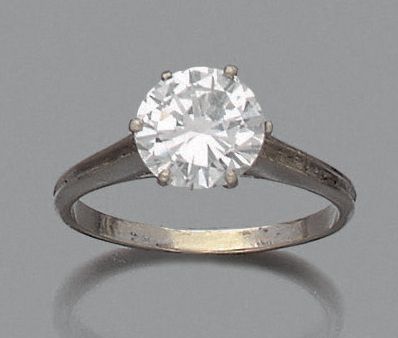 null BAGUE en or gris 18K (750) ornée d'un diamant rond de taille brillant pesant...