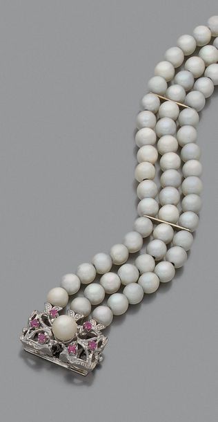 null BRACELET de trois rangs de perles de culture, le fermoir en or gris 18K (750)...