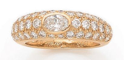 CARTIER modèle «Mimi» Bague demi-jonc en or jaune 18K (750) ornée d'un diamant ovale...