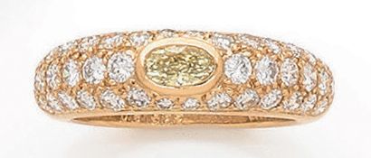 CARTIER modèle «Mimi» Bague demi-jonc en or jaune 18K (750) ornée d'un diamant jaune...