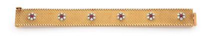 PERRIN Bracelet ruban en or jaune 18K (750) et platine, rythmé de 6 fleurs stylisées...
