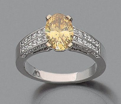 null BAGUE en or gris 18K (750) ornée d'un diamant jaune ovale pesant environ 1,2...