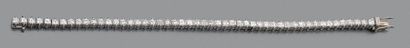 null Bracelet ligne en platine et or gris 18K (750) entièrement articulé et serti...