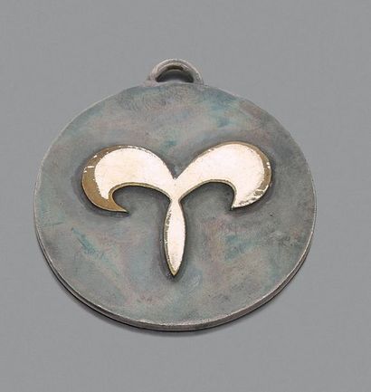 Jean Després Médaille en métal argenté martelé ornée du symbole astrologique du bélier.
Signé.
D_5...