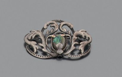 CHARLES BOUTET DE MONVEL Broche feuillagée en argent découpé, ornée d'une nacre à...