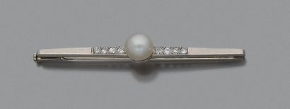 BOUCHERON Broche-barrette en platine et or gris 18K (750) centrée d'une perle bouton...