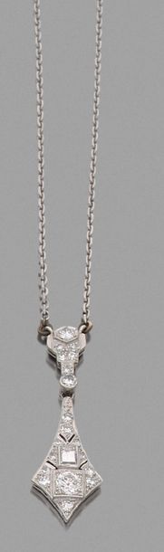 null COLLIER en platine retenant un pendentif de forme losangique repercé de motifs...