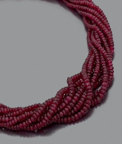 null COLLIER de neuf rangs de perles facettées de rubis en chute, le fermoir en or...