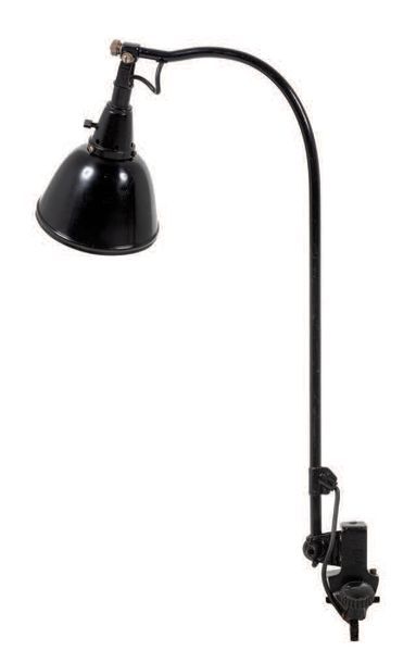 CURT FISHER (1890-1956) Lampe de bureau orientable, 1923
Métal laqué noir.
H_80 cm

Provenance:...