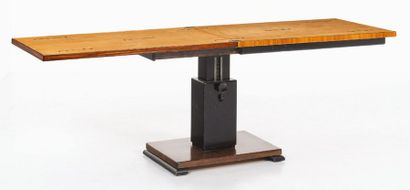 OTTO WRETLING (1876-?) Table/console à plateau à motifs géométriques
Palissandre...