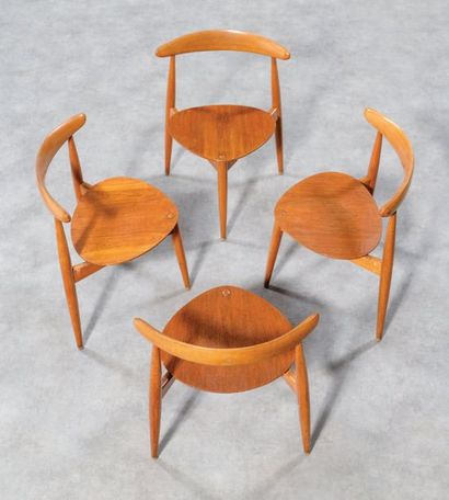 Hans WEGNER (1914-2007) Suite de 4 chaises «Heart» modèle «FH4103»
Chêne et teck.
Édition...