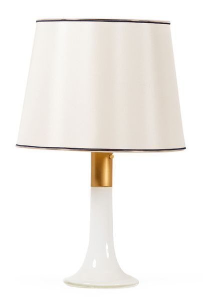 LISA JOHANSSON-PAPE (1907-1989) Lampe de table modèle «46-017»
Verre opalin et laiton.
Édition...