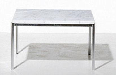 FLORENCE KNOLL (1917-2019) Table basse carrée modèle «2510 WV»
Métal chromé et marbre...