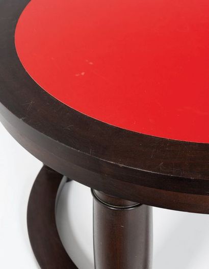 DRIES VAN NOTEN (NÉ EN 1958) Table ronde
Ebène et cuir rouge.
Modèle créé pour les...