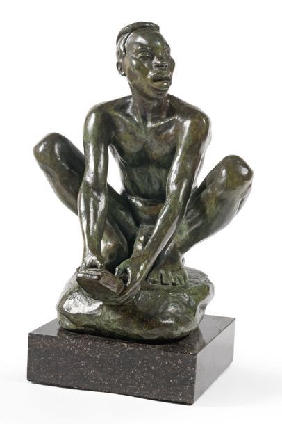 ARTHUR DUPAGNE (1895-1961) Le joueur de tshisandjy
Bronze à patine verte.
Signé sur...