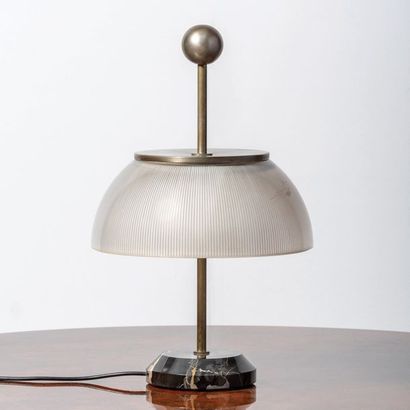 Sergio MAZZA (né en 1931) Lampe de table modèle «Alfa»
Marbre, verre et métal nickelé
Édition...