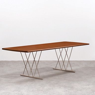 IGNAZIA FAVATA (Née en 1949) Table de salle à manger
Noyer et aluminium
Édition Poggi
Vers...