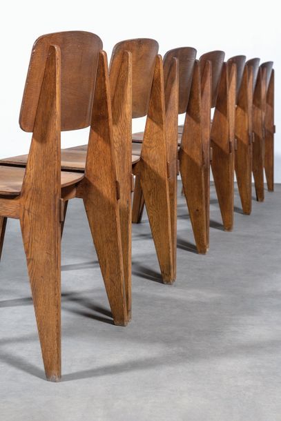 Jean PROUVÉ (1901-1984) Série de 8 chaises modèle «Tout Bois»
Hêtre massif et contreplaqué...