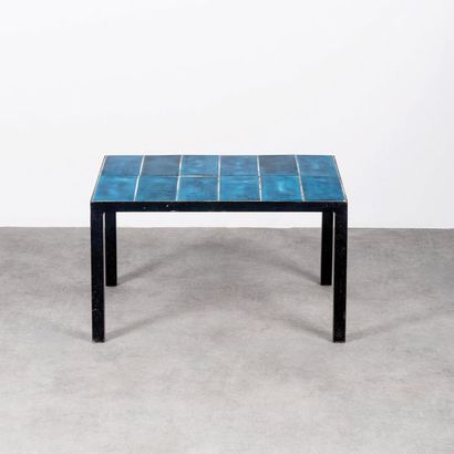 Georges JOUVE (1910-1964) Table basse
Céramique émaillée bleue et métal laqué noir
Vers...