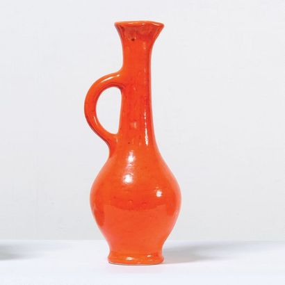 GILBERT VALENTIN (1928-2001) Grand vase à anse
Grès émaillé orange
Signé
Les Archanges,...