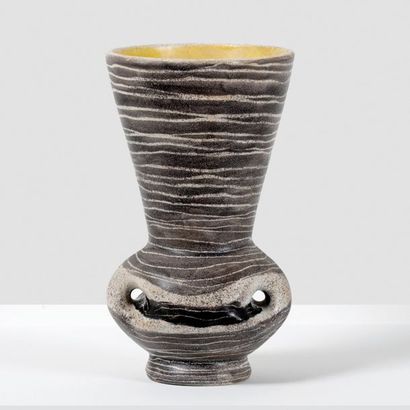 MADO JOLAIN (née en 1921) Vase de forme tubulaire à oreilles
Grès émaillé polychrome
Vers...