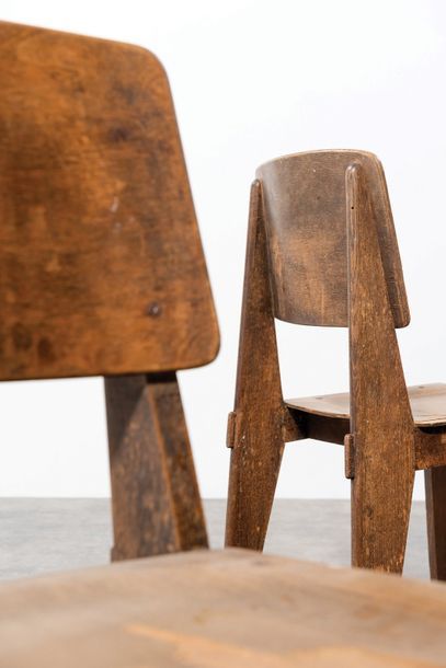 Jean PROUVÉ (1901-1984) Paire de chaises modèle «Tout Bois»
Hêtre massif et contreplaqué...