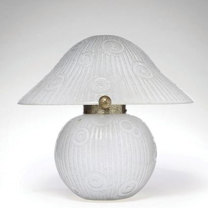DAUM FRÈRES (Fondé en 1871) Lampe modèle «Champignon»
Verre dépoli et fer forgé
Signé...