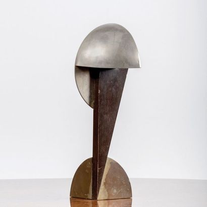 SERGE MANZON 1935-1998) Rare lampe de table
Laiton, bois laqué et métal nickelé
Signée...
