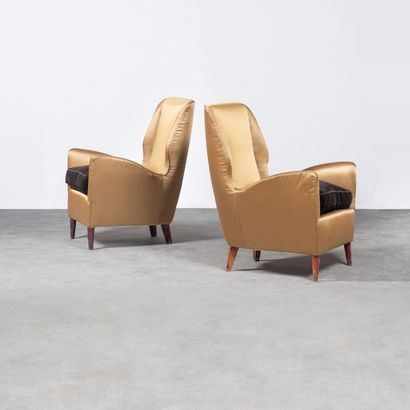 Gio PONTI (1891-1979) Paire de fauteuils
Tissu jaune, velours marron et bois teinté
Édition...