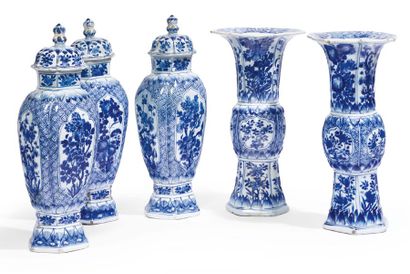 null GARNITURE composée de trois potiches balustres et deux vases cornets en porcelaine...