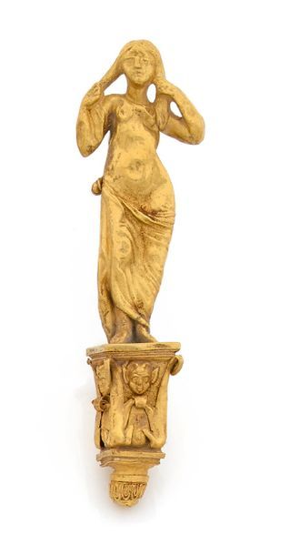 DANS LE GOÛT ROMAIN. 
Figurine representant la deesse Venus sur un chapiteau.
N°...