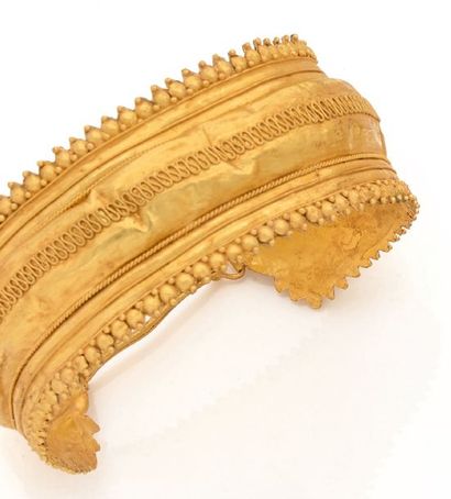 DANS LE GOÛT HELLÉNISTIQUE. 
Bracelet manchette orne de filigranes.
N° de la collection:...