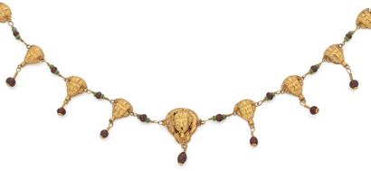 Dans le goût antique. 
Collier forme de pendants en masques egyptiens.
N° de la collection:...
