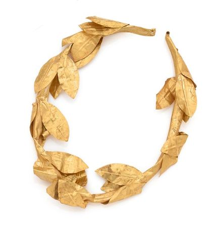 ART HELLÉNISTIQUE, CA. IVE SIÈCLE AV. J.-C. 
Fragments d'une couronne formee de feuilles...