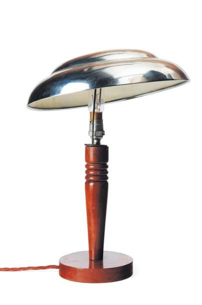 TRAVAIL FRANÇAIS DES ANNÉES 1930 Lampe à poser orientable en aluminium et bois. Vers...
