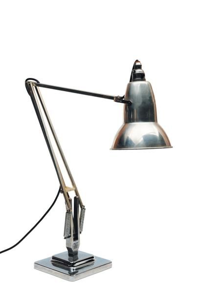 TRAVAIL ANGLAIS DES ANNÉES 1930 Lampe de bureau orientable en métal chromé. Vers...
