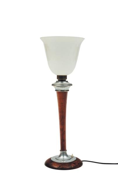 TRAVAIL FRANÇAIS DES ANNÉES 1930 Lampe à poser en bois et vasque de verre opalin....