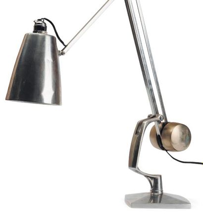 TRAVAIL ANGLAIS DES ANNÉES 1930 Lampe de bureau orientable en métal nickelé. Vers...