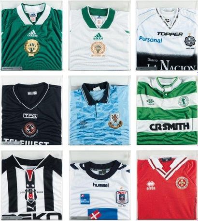 null Ensemble de neuf maillots de football Du centenaire de divers clubs Sous plexiglas....
