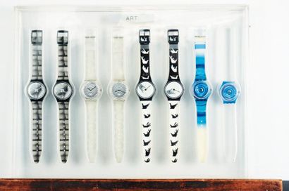 null Ensemble de montres SWATCH Contenant huit montres sous plexiglas: Yoko Ono,...