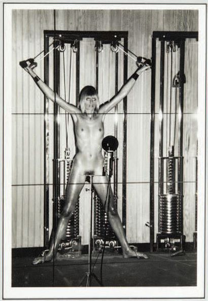 HELMUTT NEWTON (1920-2004) Séance de musculation
Tirage argentique vers 1970
H_31,5...