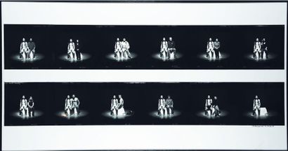 BAI YILUO (NÉ EN 1968) People n°4, 2004 Photographie en noir et blanc. Signée, datée...