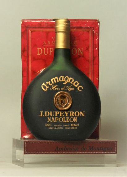null 1 bouteille 70cl ARMAGNAC NAPOLEON Hors d'Age J.DUPEYRON 
Etui. Niveau dans...