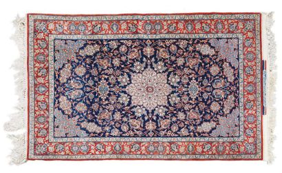 null FIN TAPIS ISPAHAN (IRAN).
Vers 1960 signé. Serafian. Ispahan.
Dimensions: 170...