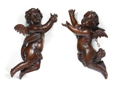 null PAIRE D'ANGES en chêne sculpté et creusé, le corps nu ceint d'une draperie.
XVIIe...