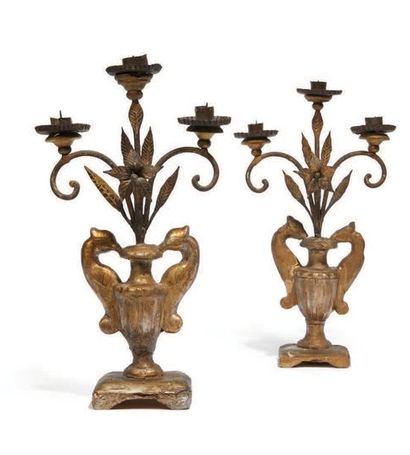 null PAIRE DE PIQUE-CIERGES formant vase en bois sculpté et doré d'où émane un bouquet...