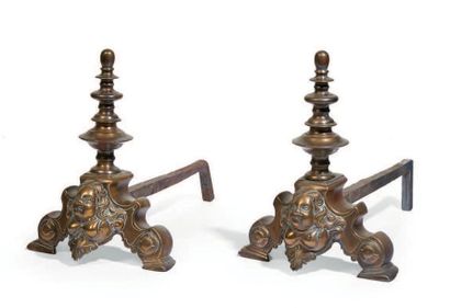 null PAIRE DE CHENETS en bronze et fer forgé à décor de marmousets, bords chantournés,...