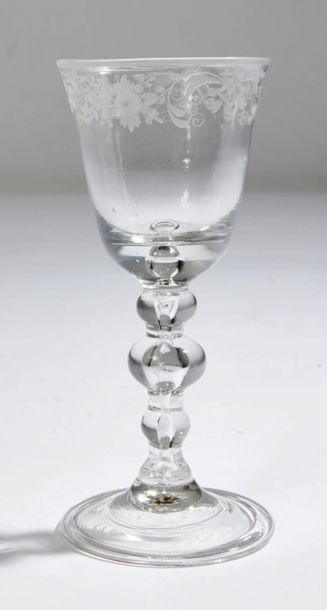 null VERRE en verre gravé à la roue, jambe à trois renflements, décor de fleurs et...